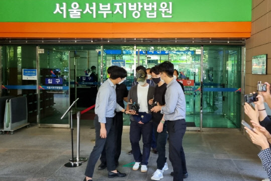 서울 마포구의 한 오피스텔에서 자신과 말다툼을 하던 여자친구를 폭행해 숨지게 한 30대 남성이 15일 서울서부지법에서 구속 전 피의자 심문(영장실질심사)을 마친 뒤 법정에서 나오고 있다.   연합뉴스